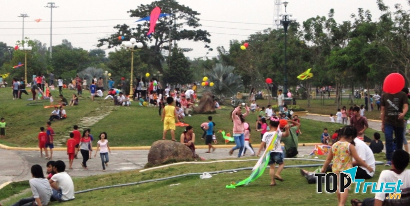 Công viên Văn Miếu - Không gian lí tưởng để thả diều mỗi chiều hè