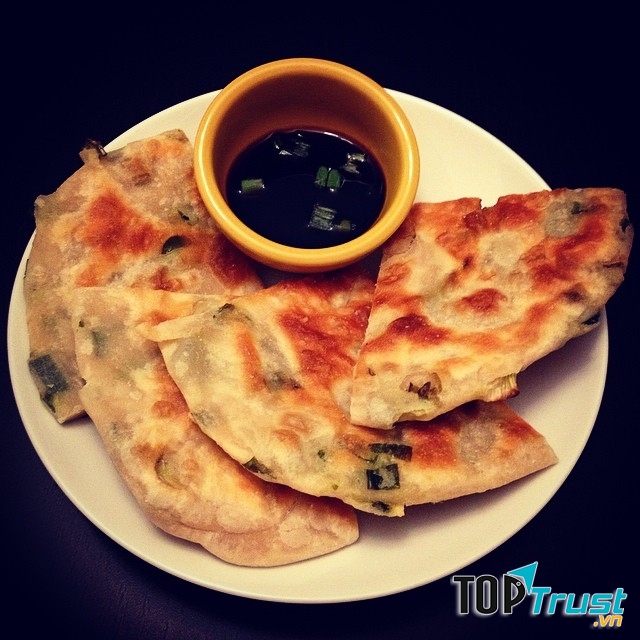 Pizza của người Trung Quốc được dùng với cả nước chấm.