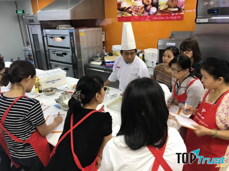 Lớp học làm bánh bông lan trứng muối cuộn phô mai