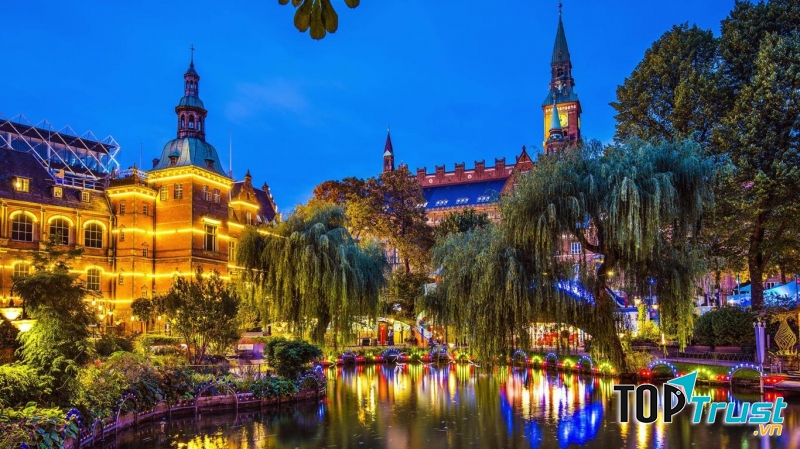 Tivoli Garden (Copenhagen) là khu công viên giải trí đầu tiên trên thế giới
