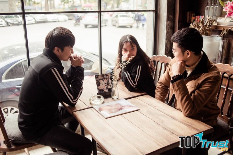 Nhắc đến quán cà phê có sắc màu độc đáo thì cũng nên liệt kê Cosa Nostra