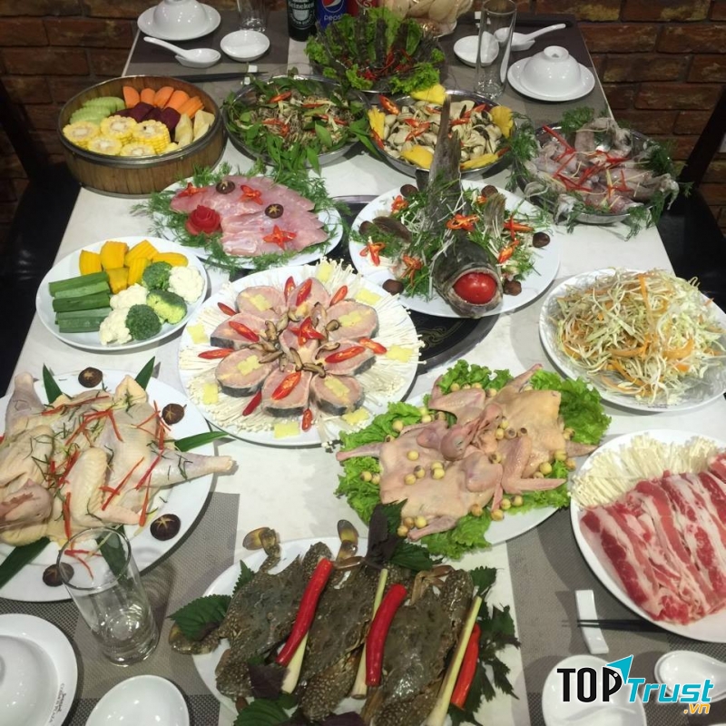 Thực đơn ở Lẩu Hơi Cosmos khá đa dạng với đủ các loại thịt như: gà, bò Mỹ, chim câu,…; các loại hải sản như: cá chép giòn, trắm giòn, cá tầm, cá lăng, cá mú...