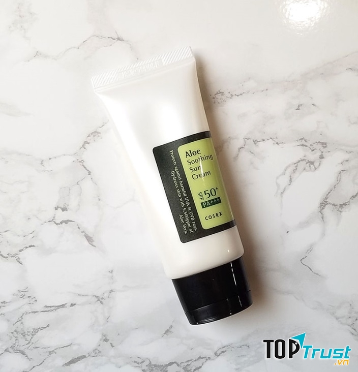 Thành phần chiết xuất từ rau má, lành tính không chỉ giúp chống nắng mà còn dưỡng ẩm cực tốt