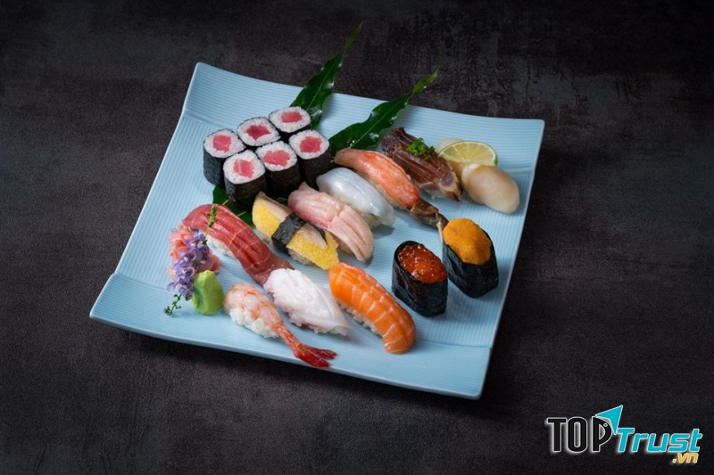 Menu của nhà hàng Costa Robata khá phong phú. Đồ ăn vô cùng tươi và hương vị thanh mát đúng kiểu Nhật