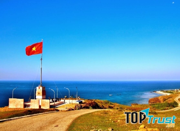 Cột cờ Tổ quốc trên đỉnh Thới Lới