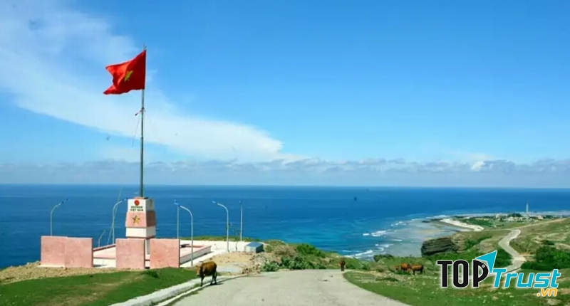 Cột cờ tổ quốc nằm trên đỉnh núi Thới Lới