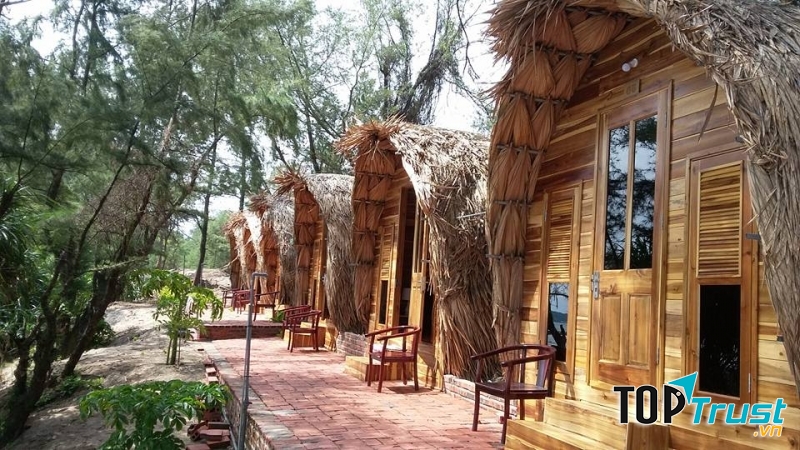 Những căn nhà lợp tranh và làm hoàn toàn từ gỗ.