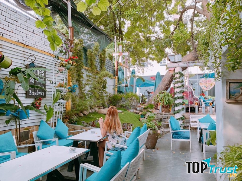 Không gian thoáng mát của Country Coffee