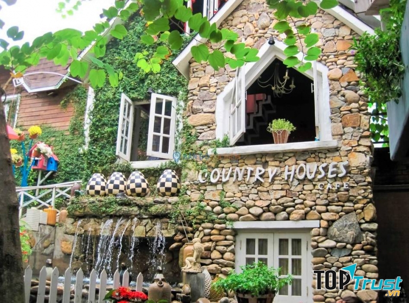 Mang phong cách nông thân Hà Lan với hàng rào gỗ sơn trắng, ngôi nhà gỗ trên cao