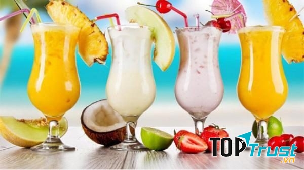 Những ly sinh tố được trưng bày đẹp mắt tại quán