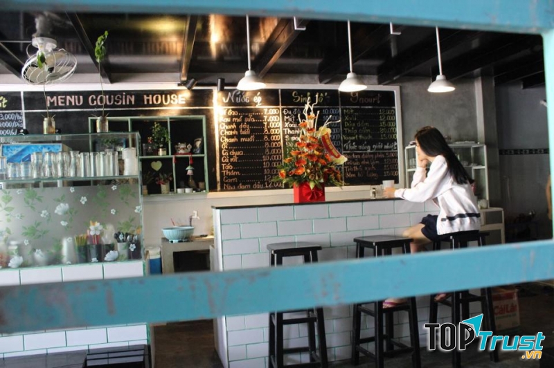 Cousin House với thiết kế quán đơn giản nhưng không kém sang trọng