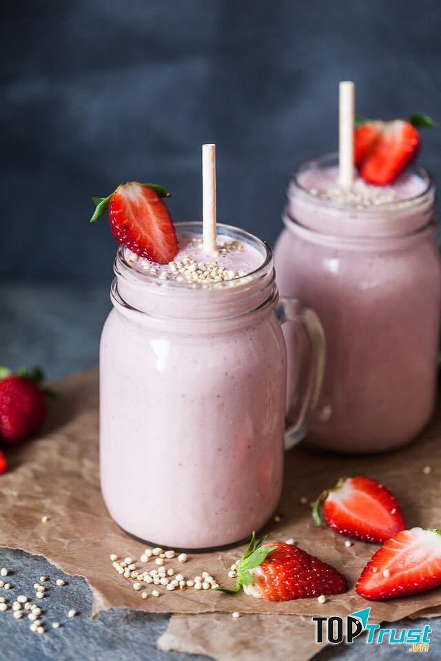 Nhâm nhi một ly nước ép dâu ngọt ngào bên những người bạn thân thật sự tuyệt vời đấy