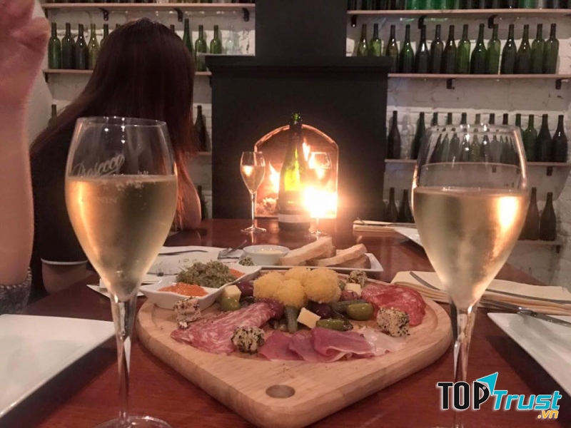 Cousins mang đến cho những khách hàng những trải nghiệm tinh tế từ các loại salad, sandwich