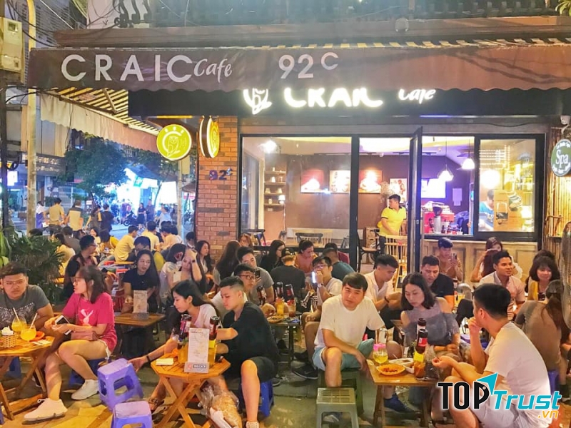 Không khí Craic Cafe mỗi tối