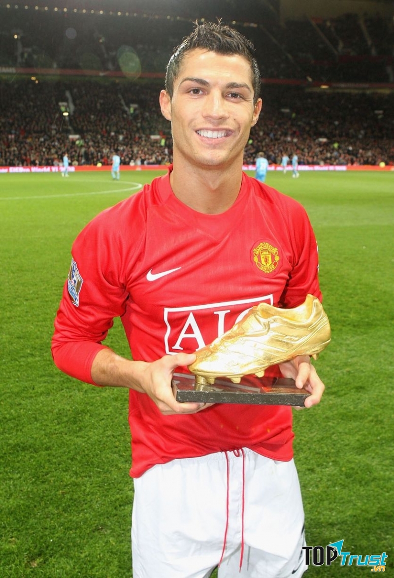 Ronaldo khi mặc mẫu áo MU năm 2008