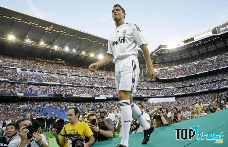 Ban đầu, Ronaldo khoác áo số 9 tại Real