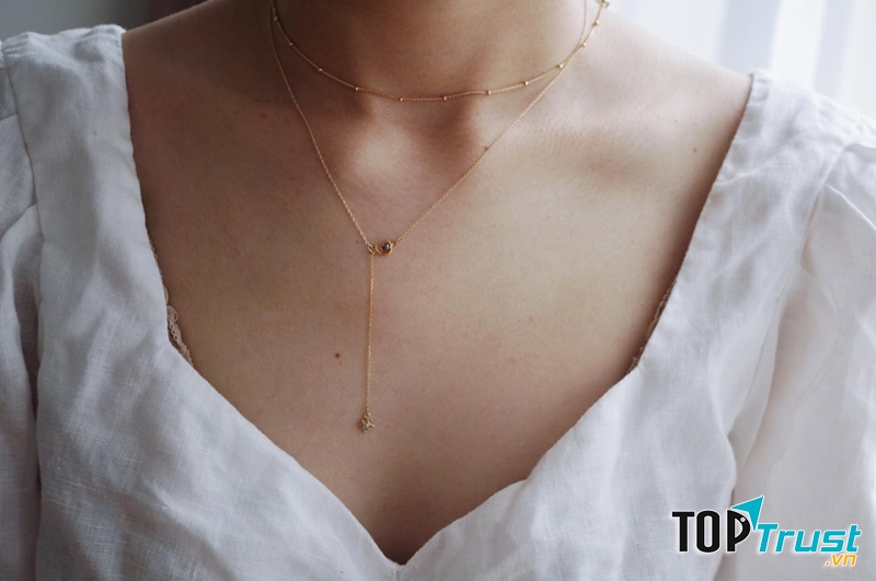 Đeo lên người không chỉ toát lên vẻ mong manh sương sương mà còn nổi bật sự dịu dàng nữ tính