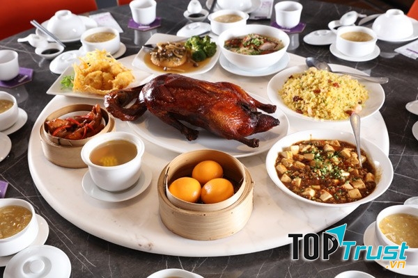 Bàn ăn thịnh soạn tại Crytal Jade