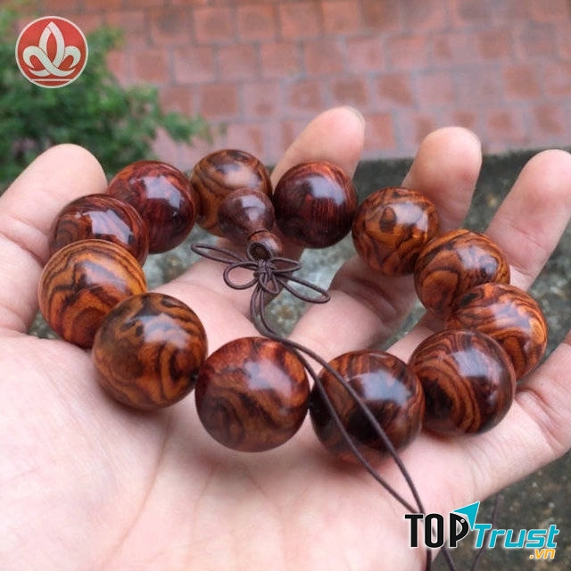 Vòng gỗ sưa đỏ vân chớp hoa hồng - CTY TNHH Mỹ Nghệ & Phong Thủy Sen Việt