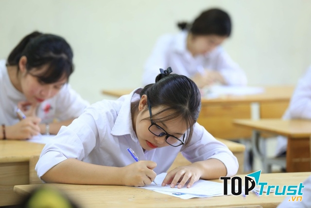 Khi đọc đề thi các bạn cứ làm câu dễ trước