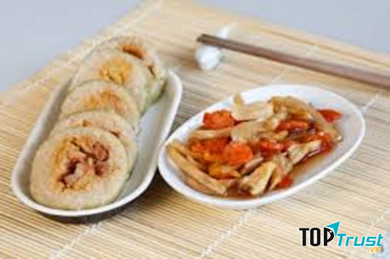 Củ cải ngâm nước mắm kết hợp với bánh Tét ngày Tết