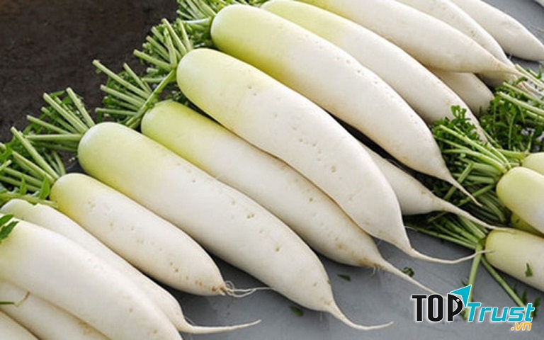 Đem củ cải trắng ép lấy nước rồi nấu chung với gừng khoảng 10 phút.