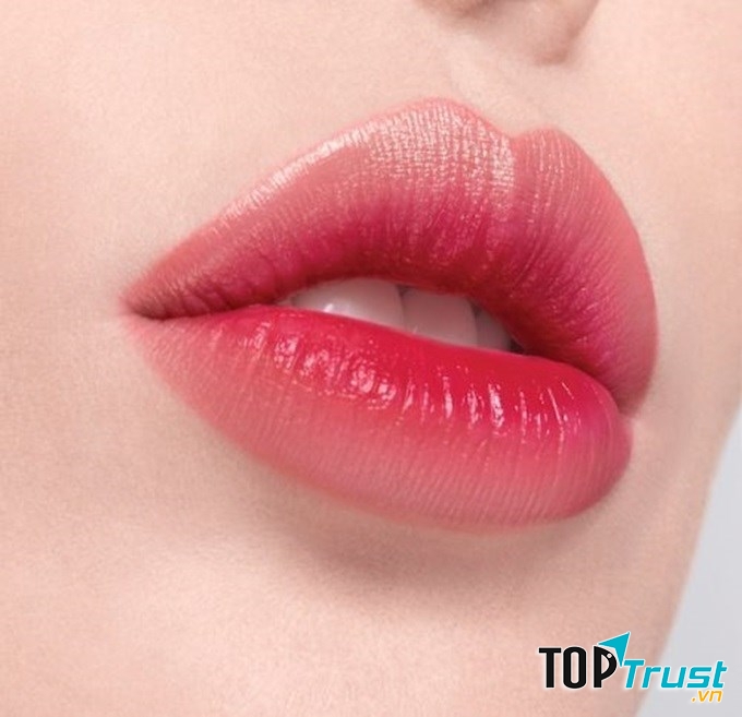 Môi căng mọng, hồng hào nhờ củ dền