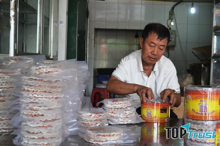 Ông Nguyễn Đặng Thanh - ông chủ cơ sở đã có trên 30 năm gắn bó với nghề