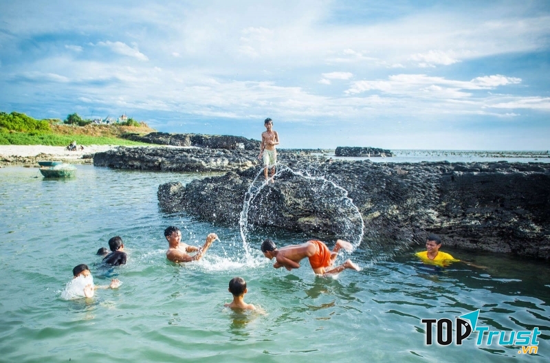 Hoạt động vui chơi dưới làn nước trong vắt ở Cù Lao Bờ Bãi