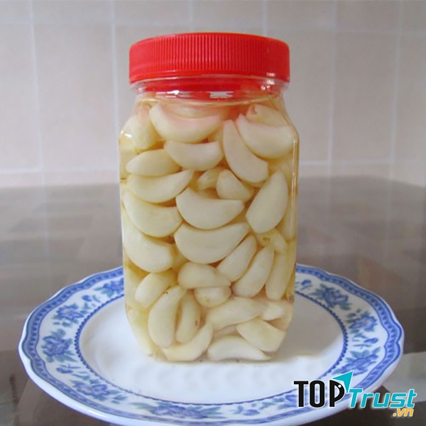 Tỏi không chỉ giúp bạn trị cúm, mà còn cho làn da bạn sáng bóng, đẹp rạng ngời. Sở dĩ tỏi có khả năng trị mụn chính là nhờ thành phần sulphur hoạt tính có tính chất kháng sinh tự nhiên.