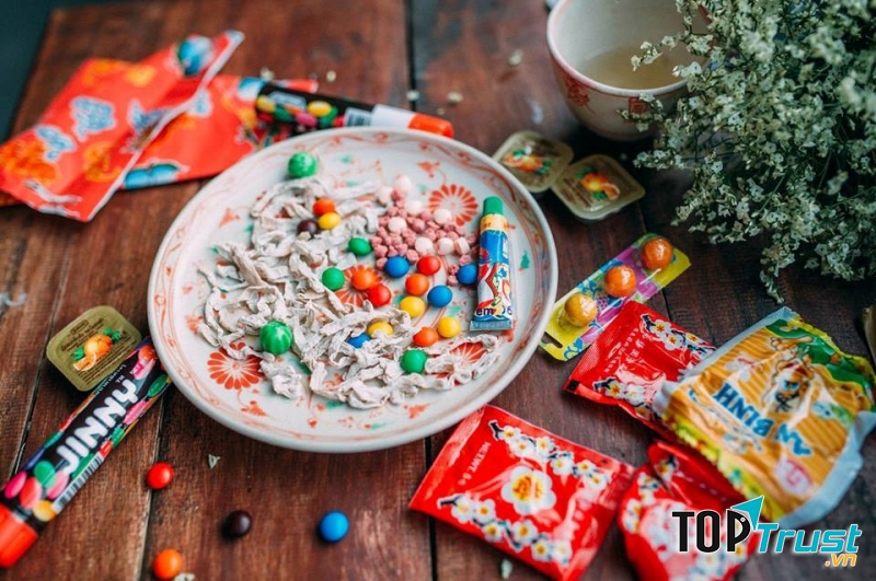 Tại Cư Xá cà phê bạn sẽ tìm thấy những món quà tuổi thơ như mì tôm trẻ em, hộp kẹo C cam, ômai...