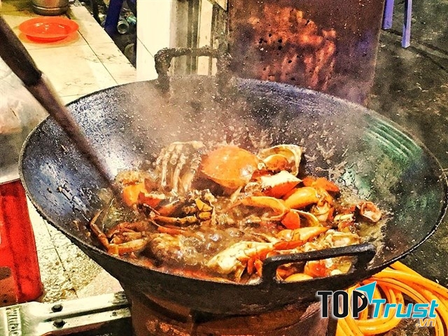 Chảo cua sốt me được sốt trên lửa lớn nên rất thấm vị