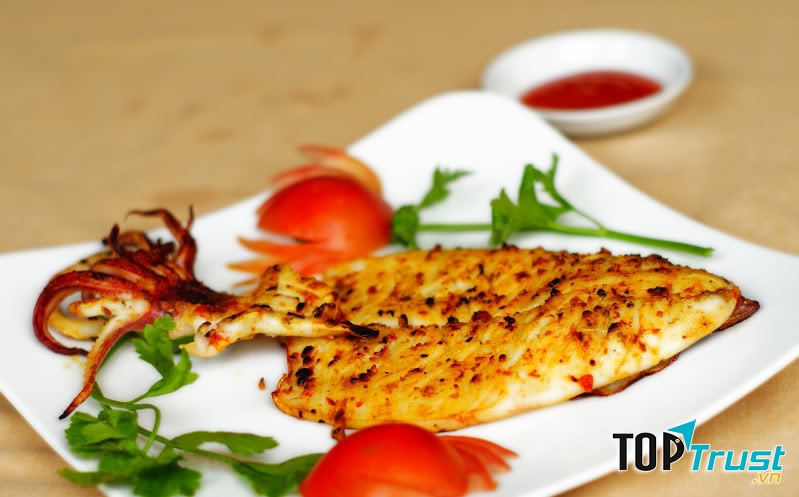 Món mực được bài trí đẹp mắt