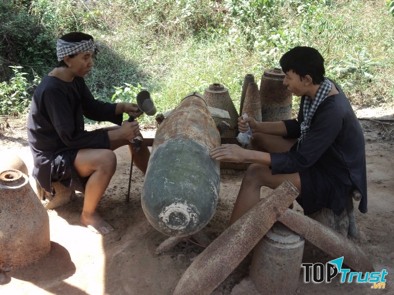 Nghề cưa bom đánh cược cả tính mạng