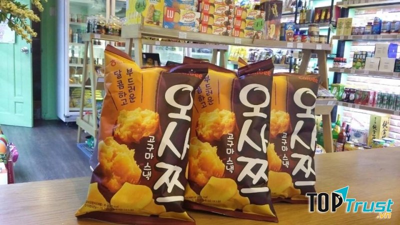Cửa hàng có phân thành từng khu bánh, kẹo và các sản phẩm khác riêng biệt nên khách hàng rất dễ để tìm thấy những gì mình muốn.