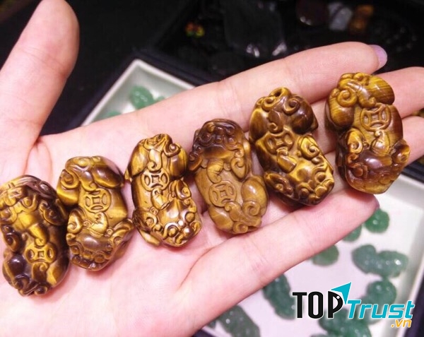 Đến với cửa hàng, bạn sẽ được nhân viên tư vấn lựa chọn sản phẩm phù hợp với tuổi, với phong thủy nhà.