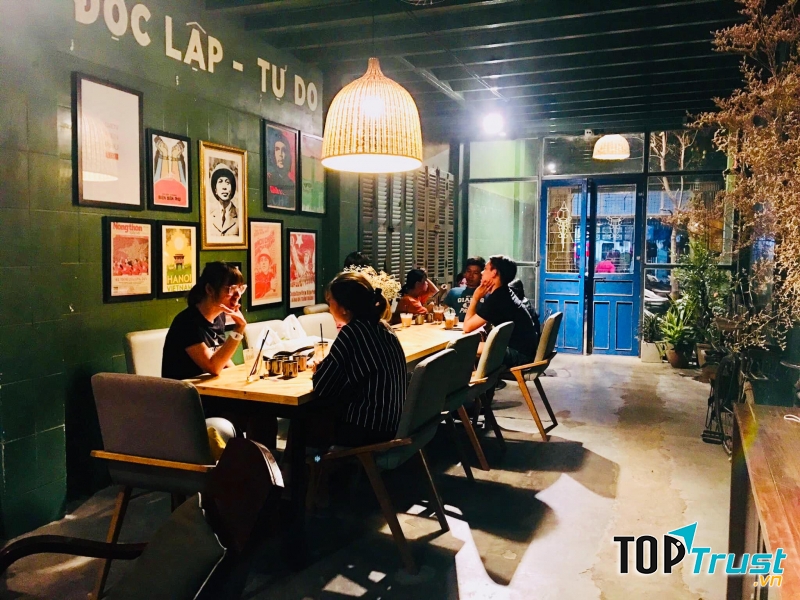 Quán có thiết kế theo kiểu cổ xưa, với bàn ghế gỗ màu trầm