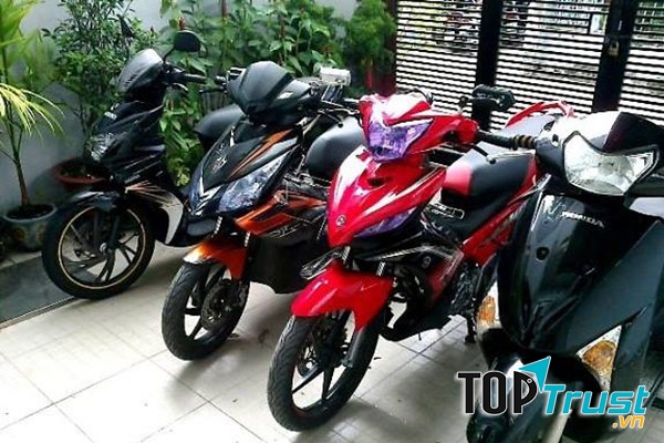 Cửa hàng xe máy chị Lan