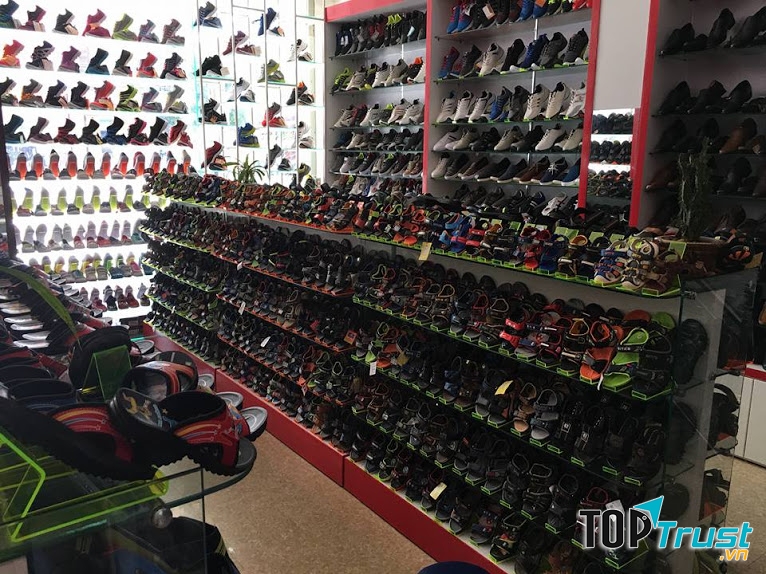 Một góc các mẫu sản phẩm của cửa hàng Đại lý giày dép Biti's Bita's Thái Hà