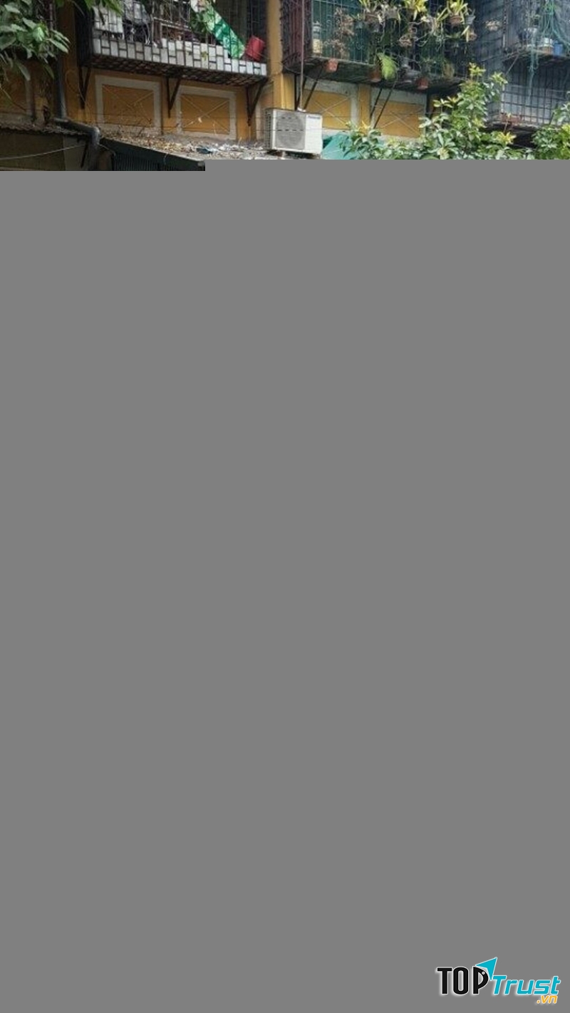 Khách hàng đang kiểm tra xe trước khi mua