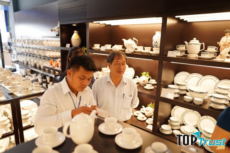 Cửa hàng gốm sứ Minh Long