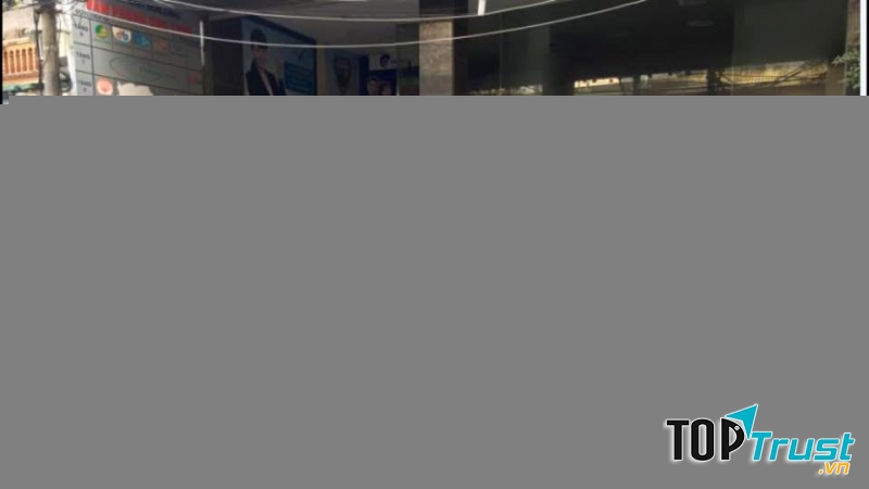 Hình ảnh trước cửa của cửa hàng Hoàng Kiên