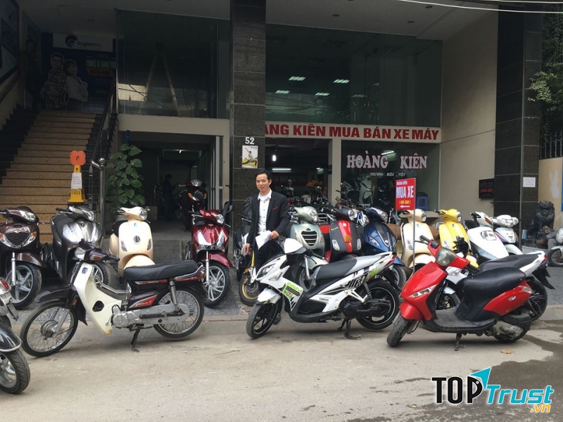 Hình ảnh trước cửa của cửa hàng Hoàng Kiên