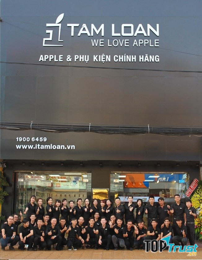 Các nhân viên cửa hàng I-Tâm Loan chụp hình lưu niệm