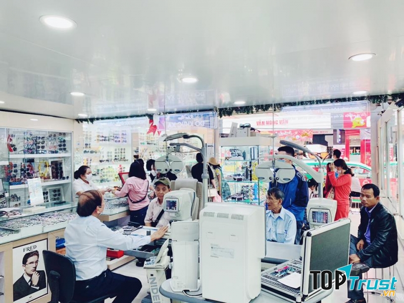 Cửa hàng kính thuốc chuyên nghiệp Quang Optic