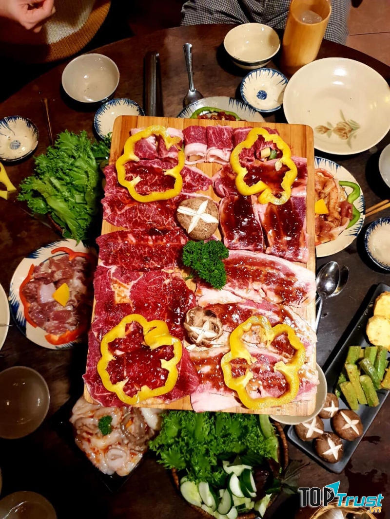 Quán Mậu Dịch phục vụ hơn 20 món như thịt bò, heo, tôm, bạch tuộc nướng với các vị ướp đa dạng.