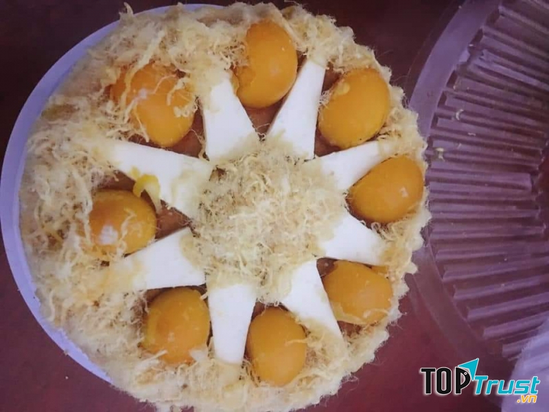 Chiếc bánh trứng muối của shop online Lynh Nguyễn