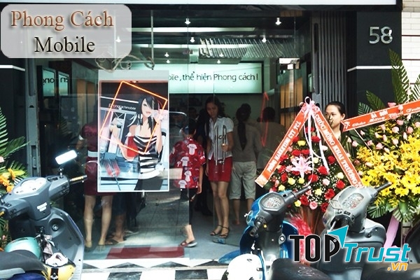 Ngày khai trương cửa hàng rất đông khách hàng đã đến để được trải nghiệm các sản phẩm