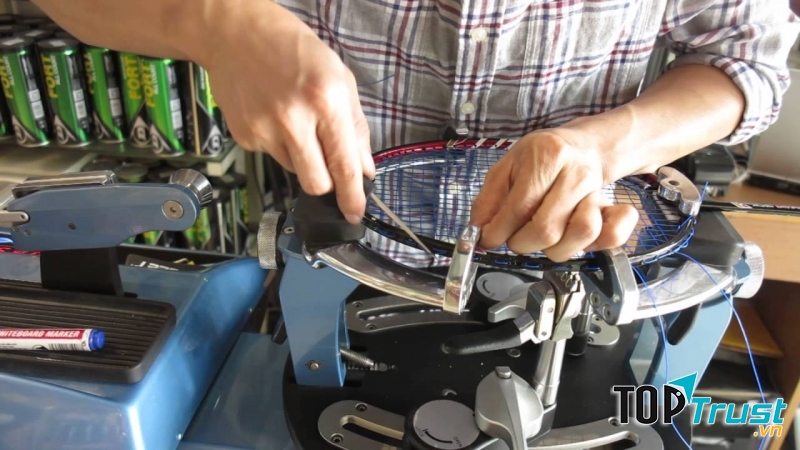 Kim Thành có nhân viên sửa chữa vợt rất chuyên nghiệp, nhanh nhẹn