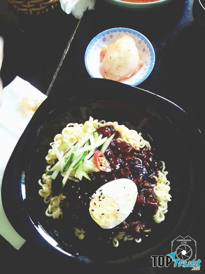 Món mì tương đen tại Phú Khánh mart được chế biến một cách cầu kì, sợi mì ngập trong nước sốt đậm đà, các món ăn kèm cũng khá đa dạng, ta phải nói là “ngon khó cưỡng”.